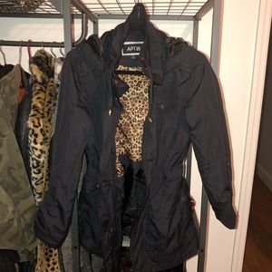 Women’s trendy small black rain coat w. hood